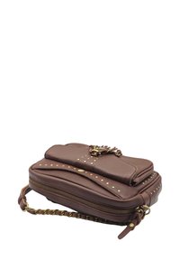 Porte-monnaie en cuir marron avec des clous dorés, fermeture éclair et poignée tressée sur fond blanc.