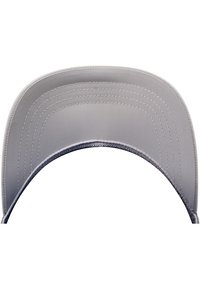 Grå caps med buet skjerm, laget av glatt stoff. Har detaljerte sømmer langs skjermen og en kontrasterende mørkere underside.