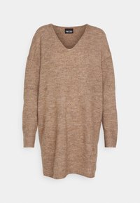 Pieces Petite Stickad klänning - brown