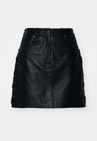 Svart skinnskjørt med en tettsittende design, frontlommer og snøring på sidene. Glatt tekstur og midt-lår lengde.