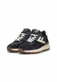 Sneaker atletici in camoscio blu navy con lacci bianchi, suola beige e dettagli testurizzati. Presentano un logo discreto sul lato e un collo imbottito.