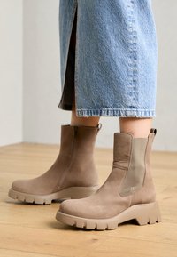 Unselected, taupe