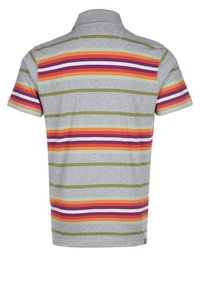 Kortærmet polo t-shirt, grå med horisontale striber i orange, grøn, lilla og hvid. Har en klassisk krave og blød stoftekstur.