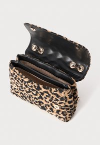 Leopardmønstret håndtaske med sort læderinteriør, guldhardware, to rum og tryklukninger. Fremstillet af tekstureret stof.