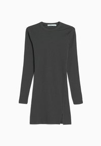Abito a maniche lunghe di colore grigio scuro realizzato in tessuto a coste. Presenta un collo rotondo e una spacco laterale, offrendo una silhouette aderente ed allungante.