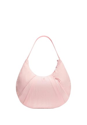Bolso hobo de hombro rosa suave con tela lisa, diseño plisado, una sola correa y un sutil detalle de logotipo frontal sobre fondo blanco.
