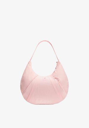Weiche rosa Hobo-Schultertasche aus glattem Stoff, plissee Design, einem einzelnen Riemen und einem dezenten Frontlogo auf weißem Hintergrund.