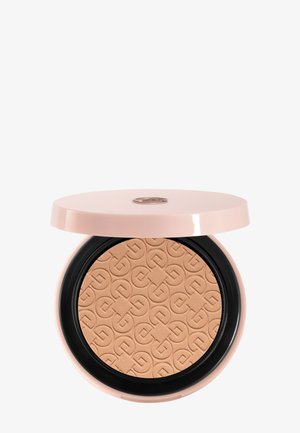 Komprimeret puddermakeup med en lys beige prægning på overfladen, placeret i en rund lyserød æske med delvist åben låg.