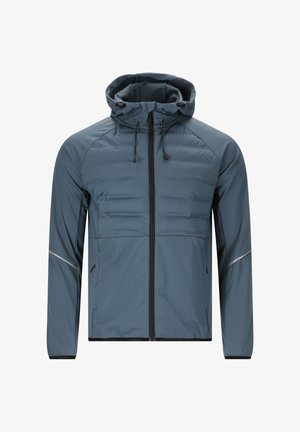 Sininen hupullinen takki, jossa on vetoketju edessä, mustat kiristysnauhat, pehmustettu rinta, vetoketjulliset taskut ja heijastavat raidat hihoissa.