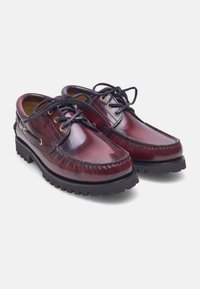 Leder Schnürschuhe in tiefem Burgunder mit glänzender Oberfläche. Merkmale sind kontrastierende Nähte und eine strukturierte schwarze Gummisohle.