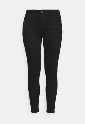 Črne ozke jeans hlače iz denima z gladko teksturo. Imajo zaponko na sprednji strani, pet žepov in rahlo zožane gležnje.