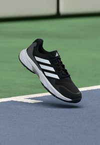 COURTJAM CONTROL 3 - Erineva kattega väljaku tennisejalatsid - core black/footwear white/grey four