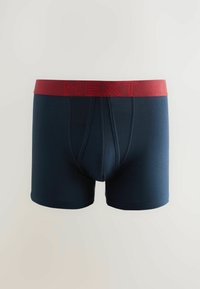 Navy modri bokserice iz raztegljive tkanine z rdečim pasom z logotipom NEXT. Vključujejo šiv in prednji žep.