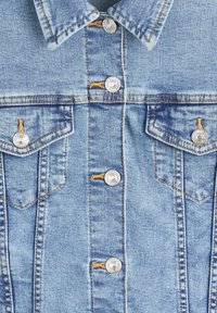 Veste en denim bleu clair à l'avant avec boutons en métal, deux poches poitrine à rabats, et détails de coutures orange.