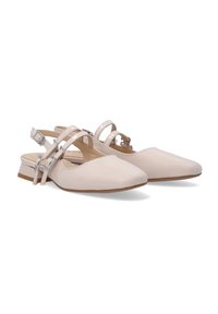 Jasnoróżowe lakierowane buty slingback z szpiczastymi noskami, cienkimi krzyżującymi się paskami i małym blokowym obcasem. Obecne akcenty w srebrnym kolorze.