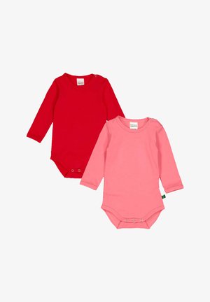 Due bodysuit a maniche lunghe: uno in rosso vivace, l'altro in rosa tenue. Entrambi presentano chiusure a scatto sul fondo e scollature tonde.
