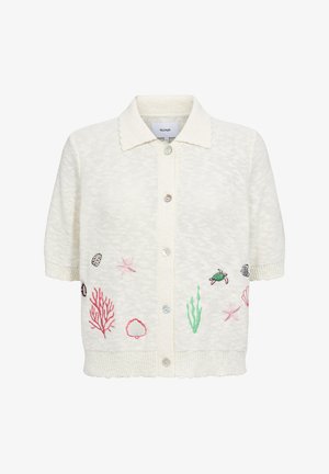 Wit kort mouw vest met kraag en knopen aan de voorkant, met geborduurde zeedieren waaronder zeesterren, schelpen, koraal en een schildpad.