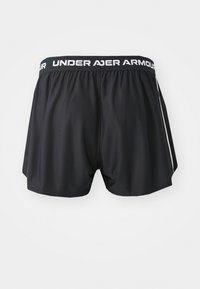 Melni sporta šorti ar platām elastīgām jostām, uz kurām ir balts uzraksts "UNDER ARMOUR". Gluda tekstūra ar kontrastējošām sānu svītrām.