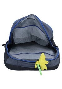 Zaino in tessuto nero e grigio con un ampio interno, dettagli in cerniera blu e una decorazione a forma di farfalla gialla attaccata.