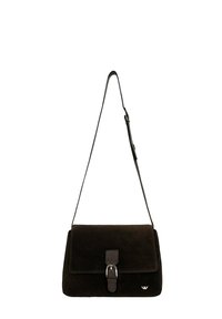 Borsa in camoscio marrone con chiusura a patta, tracolla regolabile e dettaglio con fibbia in tono argento. Presenta un logo discreto nell'angolo inferiore.