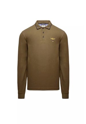 Polo a maniche lunghe di colore verde oliva con pattina a due bottoni, colletto a contrasto ed emblemma dell'aquila ricamato sul petto.