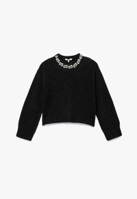 Zwarte cropped sweater met lange mouwen en een ronde halslijn, versierd met een juweelachtige embellisment rond de kraag. Zachte textuur.