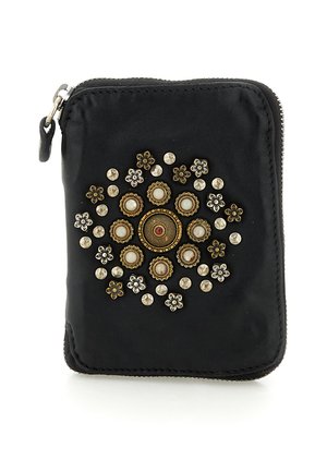 Portafoglio nero con cerniera decorato sulla parte anteriore da borchie floreali e circolari in oro, perla e argento disposte in un motivo simmetrico.