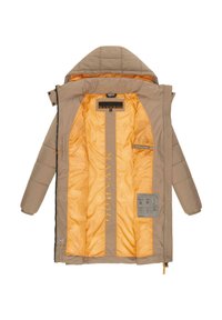 Beige pufferjack met een gestikt exterieur, rits aan de voorkant en oranje voering. Bevat het merklabel en verzorgingsinstructies in de binnenzak.