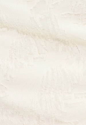 Textuur van een witte stof met een zachte, fuzzy oppervlakte en een subtiel patroon. Het materiaal lijkt lichtgewicht en licht doorschijnend.