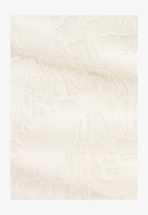 Textuur van een witte stof met een zachte, fuzzy oppervlakte en een subtiel patroon. Het materiaal lijkt lichtgewicht en licht doorschijnend.