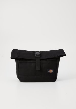 Schwarze rollbare Hüfttasche mit Frontschnallenverschluss und kleinem Dickies-Logo-Patch in der unteren rechten Ecke.
