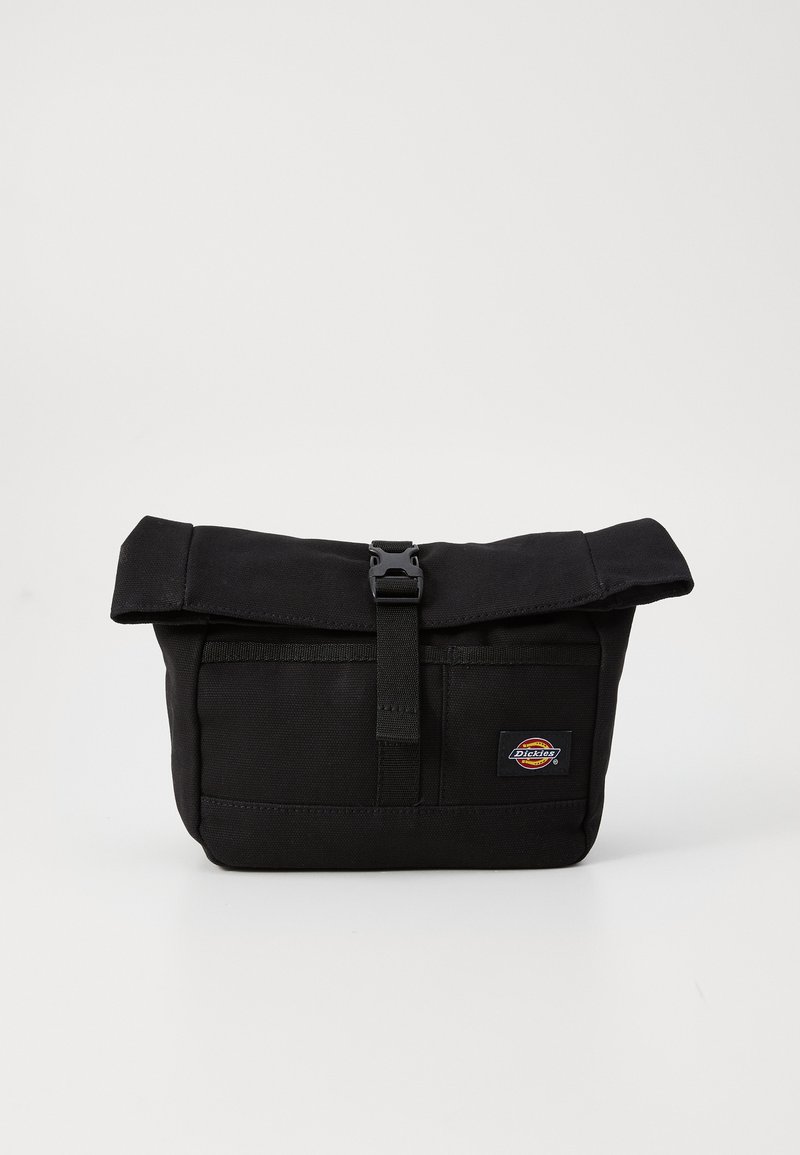 Zwarte roll-top heuptas met een sluiting met voorste gespsluiting en een klein Dickies-logo op de rechteronderhoek.