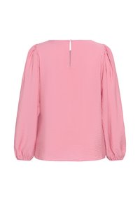 Blouse rose clair à manches longues avec manches bouffantes froncées et petite fermeture par bouton au dos de l'encolure.