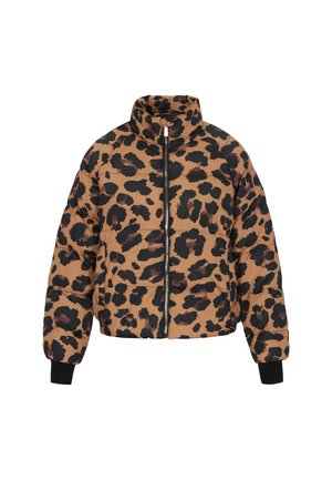 Ruda ir juoda leopardų rašto pūkų striukė su aukšta apykakle, užtrauktuku priekyje ir susivyniotais rankogaliais. Yra užpildytos siūlės, kad suteiktų tekstūros.