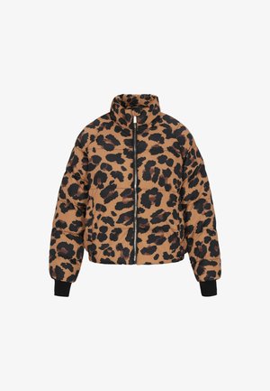 Bruine en zwarte luipaardprint pufferjack met een hoge kraag, rits aan de voorkant en ribgebreide manchetten. Bevat gestikte secties voor textuur.