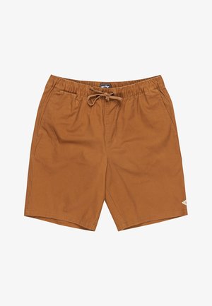 Shorts de baño marrones hechos de tela ligera, con una cintura elástica y cordón ajustable, y una pequeña etiqueta de logo en el lado inferior.