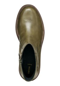 Bottine en cuir vert avec un bout arrondi, fermeture éclair sur le côté et semelle marron. Présente des détails de couture minimalistes et une texture lisse.