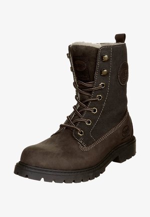 Ruske nahkasi ja mokkasandaalit nilkkojen ylle, joissa on nauhakiinnitys, metalliset reiät, pehmeä kaulus ja texturoitu pohja hyvään pitoon. Vahvistetut saumoja.