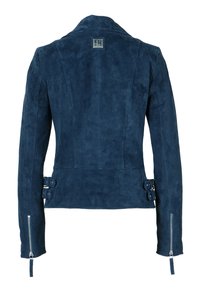 Marineblauwe suède jas met een kraag, zijgespen en mouwen met ritsen. Gevoerd met een getextureerde afwerking en een getailleerde, aansluitende pasvorm.