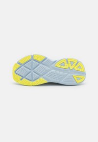 Løpesko såle i lys blå gummi med gule taustmønstre. Har geometriske design og fleksible spor for bedre grep.