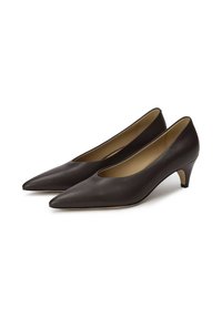 Décolleté in pelle marrone con punta affusolata e tacco basso. Texture liscia con un design minimal e un sottile taglio lungo il bordo superiore.