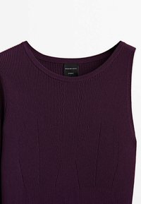 Haut sans manches en maille côtelée violet profond avec encolure ronde et détail de motif géométrique subtil à l'avant.