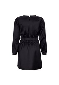 Schwarzes Satin-Kleid mit langen Ärmeln, elastischem Taillenbund und einem Rückenteil mit Schlüssellochdetails. Glatte Textur und eine Länge bis zur Mitte des Oberschenkels.
