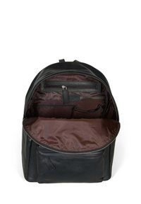 Svart läderryggsäck med en mörkbrun inredning, med en dragkedjeficka och flera fack för organisering.