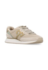 Scarpe sportive beige con tomaia in tessuto testurizzato, dettagli in suede, un logo dorato e una suola bianca con battistrada decorato.