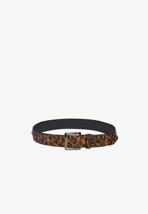 Cinturón de estampado de leopardo con interior negro liso, herrajes plateados, adornos a lo largo de un borde y cierre de hebilla estándar.