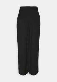 Černé široké kalhoty s hladkým textura, s vysokým pasem a rozparkem. Vyrobeny z lehké látky, navrženy pro snadný pohyb.