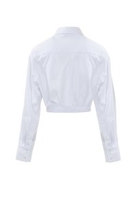 Camicetta bianca corta con maniche lunghe, caratterizzata da un colletto classico, polsini con bottone e orlo elasticizzato per un look aderente. Tessuto dalla texture liscia.