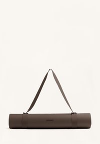 Jóga matrac táska, henger alakú, sötét barna színű, texturált felületű, rögzített fogantyúval, oldalon logóval nyomtatva.