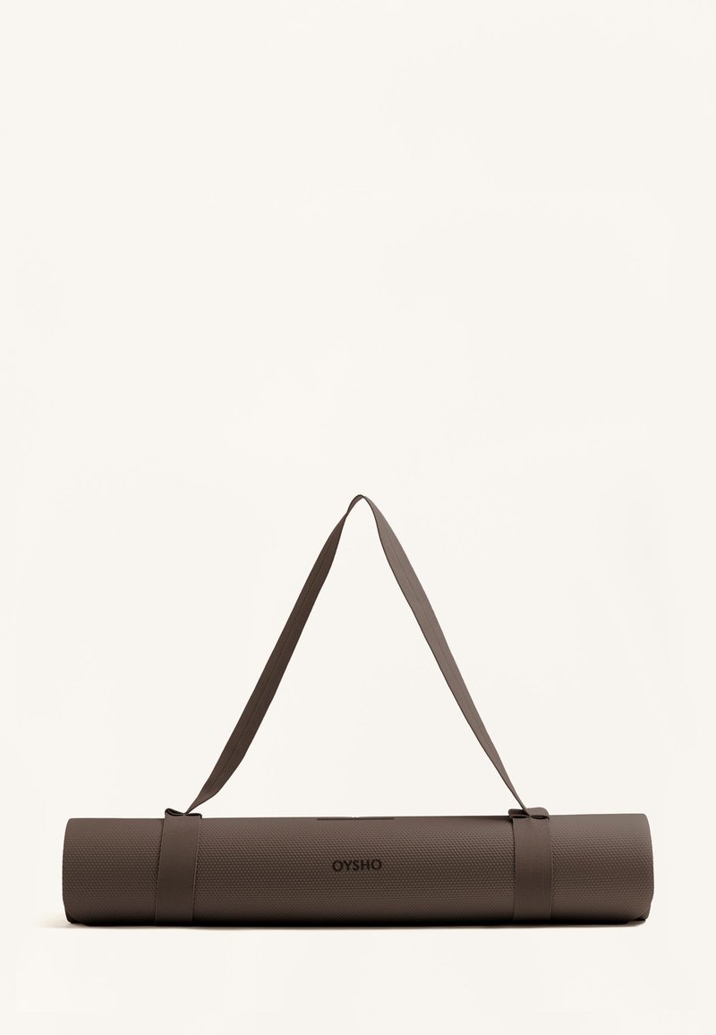 Jóga matrac táska, henger alakú, sötét barna színű, texturált felületű, rögzített fogantyúval, oldalon logóval nyomtatva.